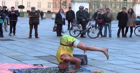 Okupio je turiste na trgu, a onda im je priredio nešto što će pamtiti cijelog života (VIDEO)