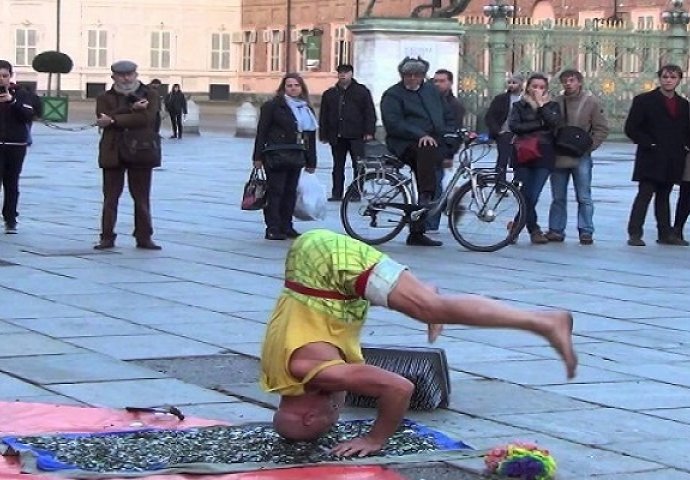 Okupio je turiste na trgu, a onda im je priredio nešto što će pamtiti cijelog života (VIDEO)