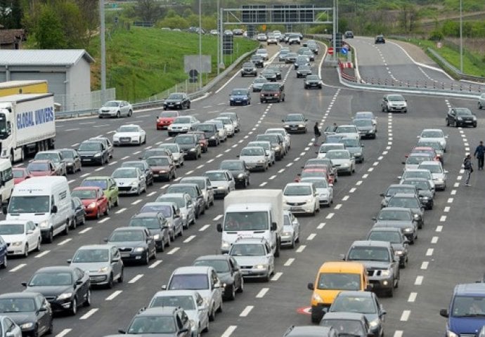 NAORUŽAJTE SE STRPLJNEJEM: Krenite na vrijeme, popodne se očekuju ogromne gužve na izlazima iz grada