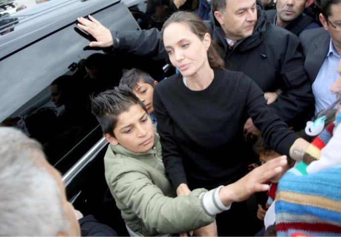 ONA JE MONSTRUM: Otkrivena NAJMRAČNIJA tajna Angeline Jolie! (FOTO)