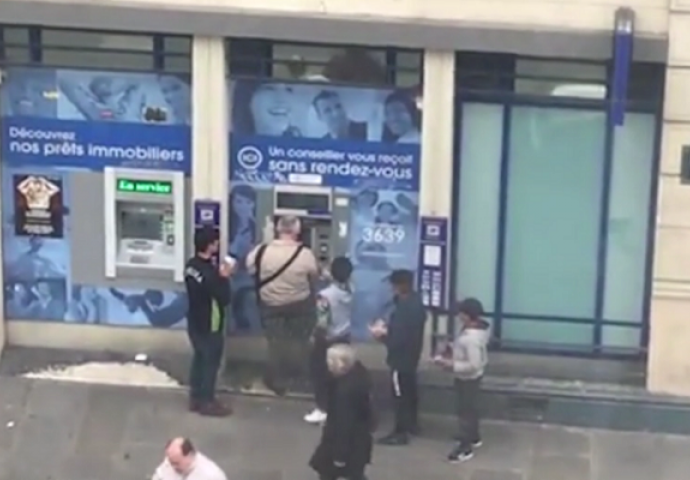 Penzioner htio podići novac sa bankomata, a onda se oko njega okupila grupa džeparoša (VIDEO)