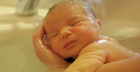Medicinska sestra je razvila posebnu tehniku kupanja beba (VIDEO)