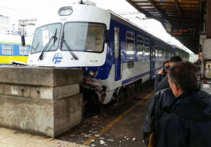 ŠOK U ZAGREBU: Voz udario u betonski zid (VIDEO)