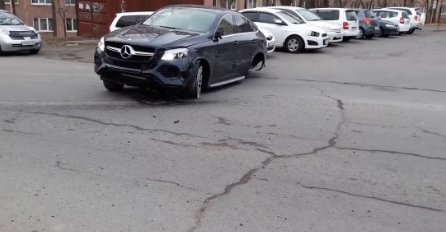 (VIDEO) Sjela je u svoj preskupi Mercedes i onda je uništila sve automobile na parkingu!