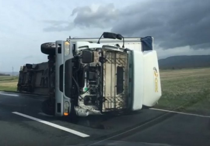 PREVRTALI SE KAMIONI, LOMILA SE STABLA: Meteorolozi upozoravaju, očekujte vjetrove do 90 KM/H!  