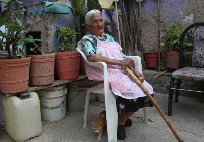 ČISTI APSURD: Banka joj oduzela karticu zato što je - prestara  (FOTO)