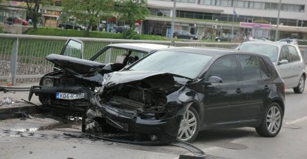 NESREĆA NA MOSTU U ZENICI: Sudar dva golfa, povrijeđen vozač