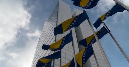 UPOSLENICI U JAVNOM SEKTORU UŽIVAJU U LUKSUZU: Znate li koliko državu košta svaki neradni dan?!