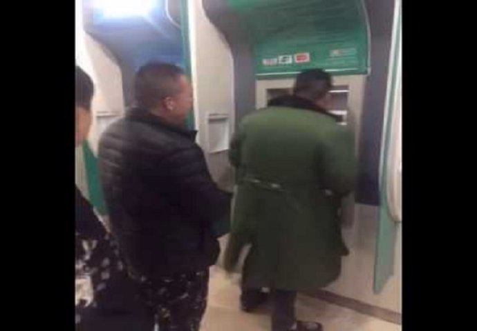 Stao je na bankomat da podigne novac: Kada vidite šta je ovaj Kinez uradio ljudima iza sebe, past ćete sa stolice (VIDEO)