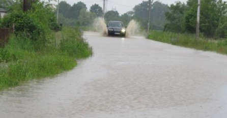 Izlila Spreča kod Gračanice, poplavljeno 20 hektara zemljišta
