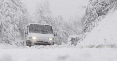 STIGLO NAJAVLJENO NEVRIJEME: Zbog snijega otežano i usporeno saobraćanje na putevima u planinskim predjelima