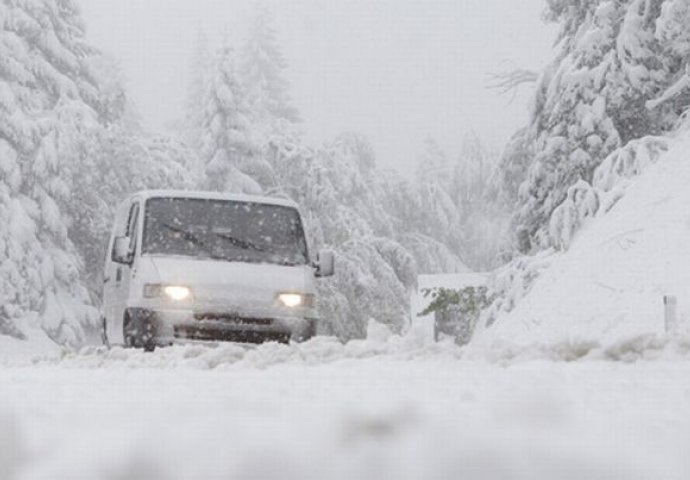 STIGLO NAJAVLJENO NEVRIJEME: Zbog snijega otežano i usporeno saobraćanje na putevima u planinskim predjelima