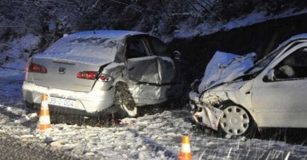 Tri osobe povrijeđene u sudaru više vozila na putu Pale - Sokolac