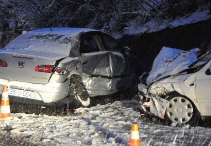 Tri osobe povrijeđene u sudaru više vozila na putu Pale - Sokolac