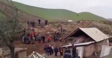 ODBILI DA SE PRESELE: U odronu poginulo cijelo selo, među njima i djeca (VIDEO)