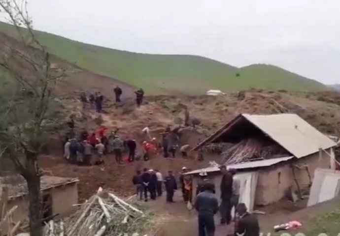 ODBILI DA SE PRESELE: U odronu poginulo cijelo selo, među njima i djeca (VIDEO)