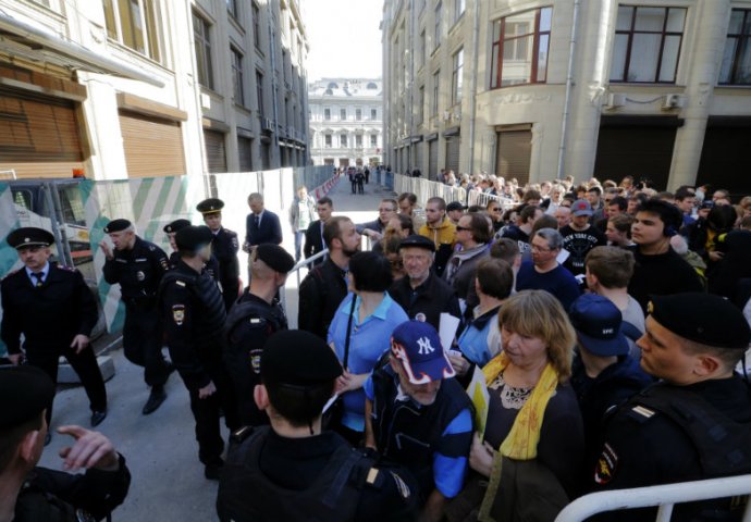 "DOSTA MI JE": Demonstranti traže da se Putin ne kandiduje za novi mandat, deseci uhapšenih