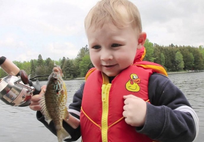 Ovaj dječak je upecao svoju prvu ribu, a pogledajte šta se dogodilo u nastavku (VIDEO)
