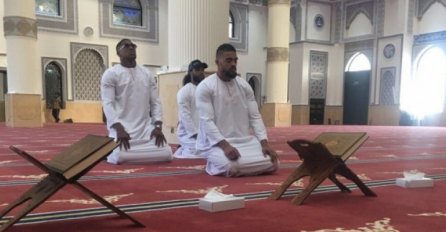Da li je Joshua novi Muhammed Ali? Za Klička se spremao u džamiji u Dubaiju! 