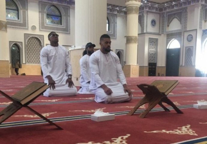 Da li je Joshua novi Muhammed Ali? Za Klička se spremao u džamiji u Dubaiju! 