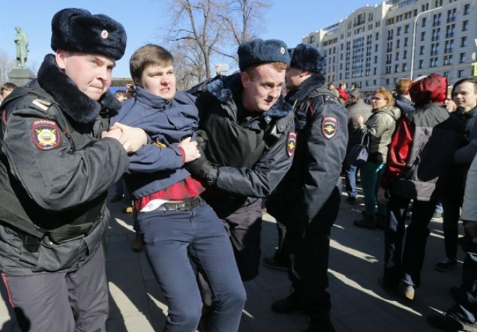  Rusi prosvjeduju protiv Putina pod sloganom "Dosadio nam je", preko 100 uhapšenih