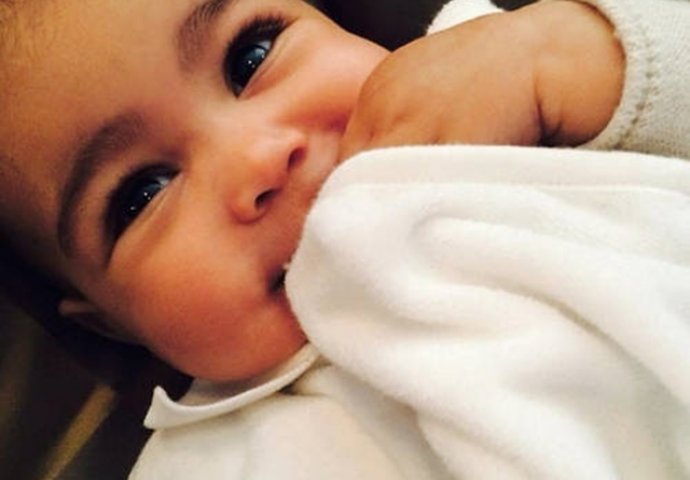 Iskrivljeni zidovi i tanje tijelo: Najveće photoshop katastrofe sestara Kardashian (FOTO)