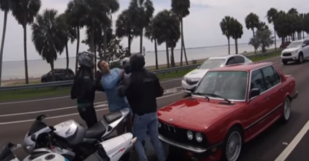 Nabildani bajkeri tukli bahatog vozača BMW-a, a onda je iz auta izašla njegova žena i smirila ih jednim potezom (VIDEO)