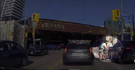 Bahati vozač umalo je udario biciklistu, a onda mu je na semaforu prišao tip i iskalio sav svoj bijes (VIDEO)
