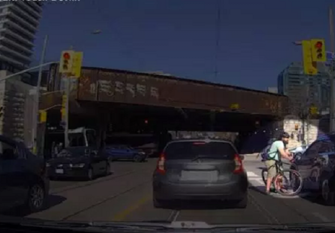Bahati vozač umalo je udario biciklistu, a onda mu je na semaforu prišao tip i iskalio sav svoj bijes (VIDEO)