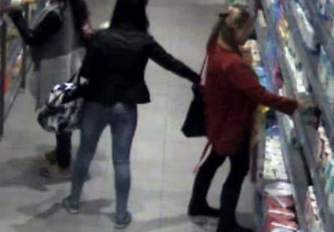 (FOTO) KAMERA SVE ZABILJEŽILA: Ovako su dvije žene ukrale novčanik Novosađanki