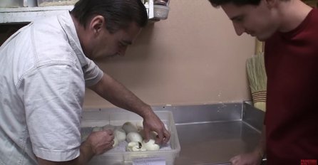 Otvorili su ova čudna jaja, ono što je iz njih izmigoljilo će vam zagorčati život (VIDEO)