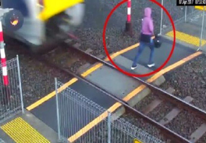Preživjela je da bi pričala: Ova žena je primjer zašto treba pogledati u oba smjera kada prelazite prugu (VIDEO)