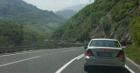 (FOTO) Kilometarske kolone na putevima prema jugu BiH