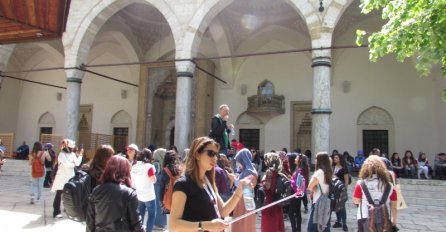 (FOTO) PRVOMAJSKA ŠETNJA SARAJEVOM: Šetači, turisti i roštiljanje u centru grada