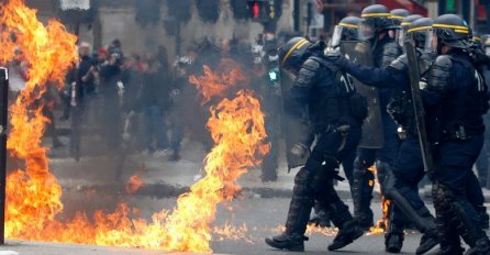 MOLOTOVLJEVIM KOKTELIMA NA SPECIJALCE: Sukob prosvjednika i policije u Parizu na prosvjedu na praznik rada