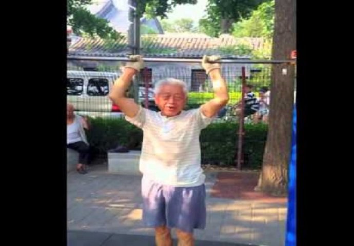 Kada vidite šta na šipci radi ovaj 85-godišnji čiča iz Kine, past ćete sa stolice (VIDEO)