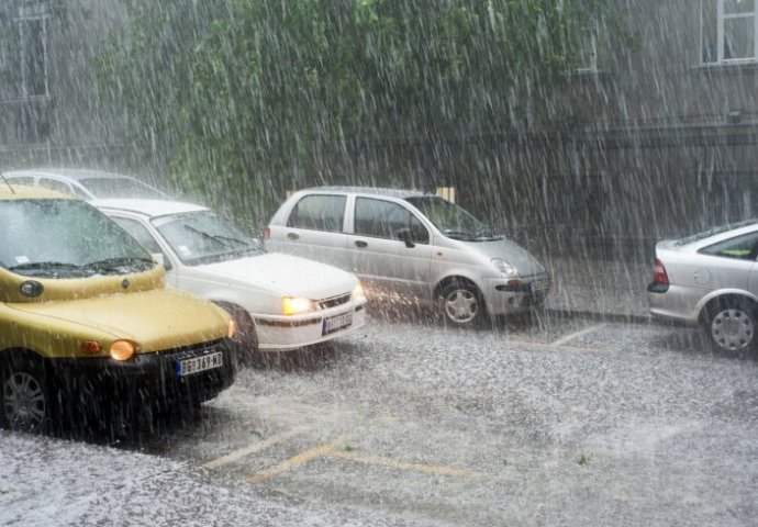 NA SNAZI NARANDŽASTI ALARM Meteorolozi upozoravaju: Spremite se, stižu GRAD i snažno NEVRIJEME!