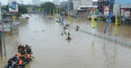 STRAŠNE POPLAVE: Poginulo najmanje 13 ljudi