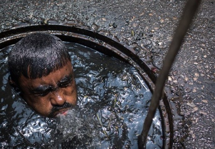 FOTOGRAFIJA DANA: Ovako u Bangladešu čiste kanalizaciju!