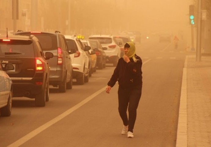 STRAŠNA PJEŠČANA OLUJA POGODILA ZEMLJU: Letovi otkazani, gradovi se ne vide od magle, ljudi ne smiju da izađu iz kuća! (FOTO) (VIDEO)