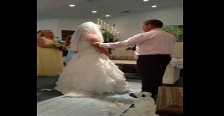 Mladenka se spremala izgovoriti "Da" a onda je mladoženja zgrabio njenu ruku i pozvao još nekoga na oltar (VIDEO)