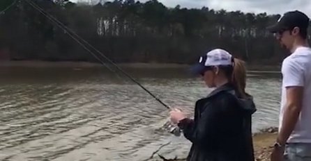 Odveo je djevojku na pecanje, a ona je ulovila nešto zbog čega je odmah počela da plače (VIDEO)