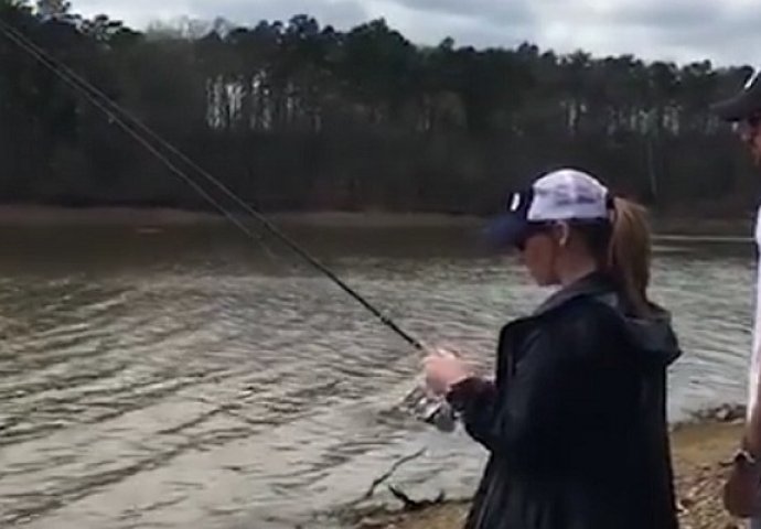 Odveo je djevojku na pecanje, a ona je ulovila nešto zbog čega je odmah počela da plače (VIDEO)