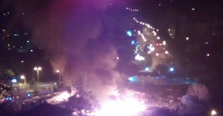 POTRESNE FOTOGRAFIJE: U velikom požaru na tuzlanskoj Hametovoj pijaci uništeno oko 100 štandova s robom (FOTO)
