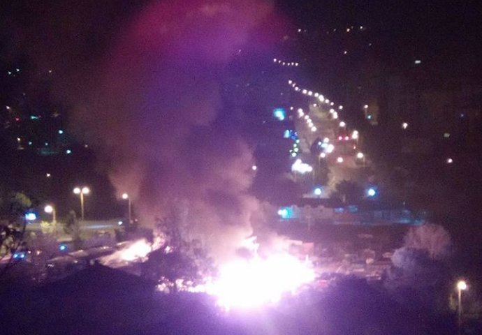 POTRESNE FOTOGRAFIJE: U velikom požaru na tuzlanskoj Hametovoj pijaci uništeno oko 100 štandova s robom (FOTO)