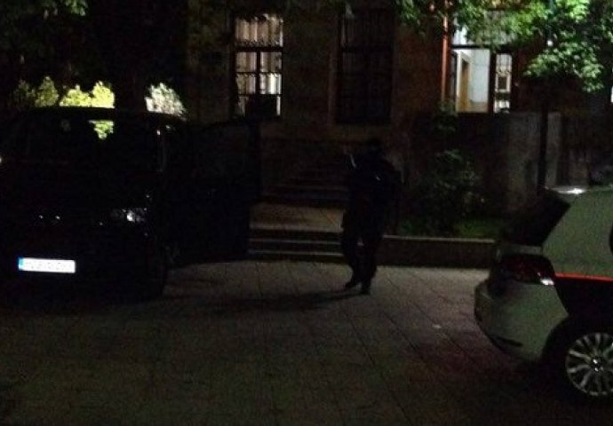 PRIZNAO ŠTA JE URADIO: Pogledajte izručenje osumnjičenog za trostruko ubistvo u Goraždu! (VIDEO)