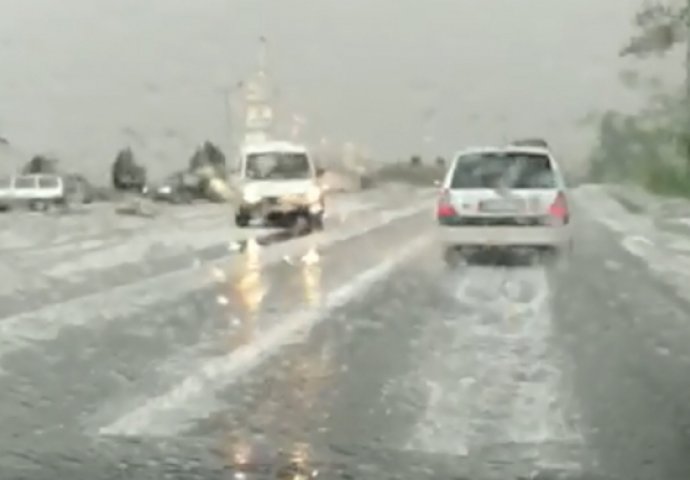 NEZAPAMĆENO NEVRIJEME: S neba se obrušio STRAŠAN GRAD! (VIDEO)