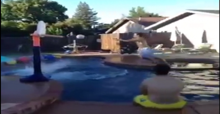 Ono što su uradili ovi momci na bazenu viđa se jednom u 100 godina, sljedećih 7 sekundi će vas hipnotisati (VIDEO)