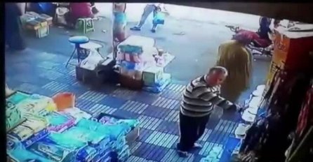 Jedan stariji čovjek na tržnici je uštipnuo ženu za guzu, njena reakcija ostat će mu doživotno u mislima (VIDEO)