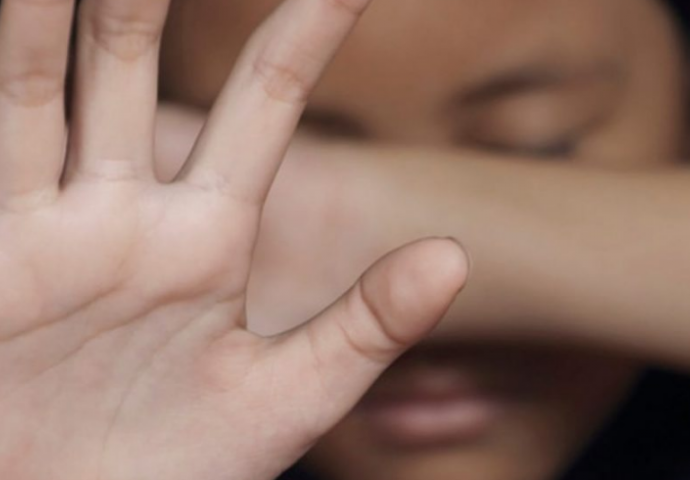 Snimali golu djevojčicu (6) i dijelili fotografije : 25-godišnjak i maloljetnica privedeni zbog  bludnih radnji nad djetetom